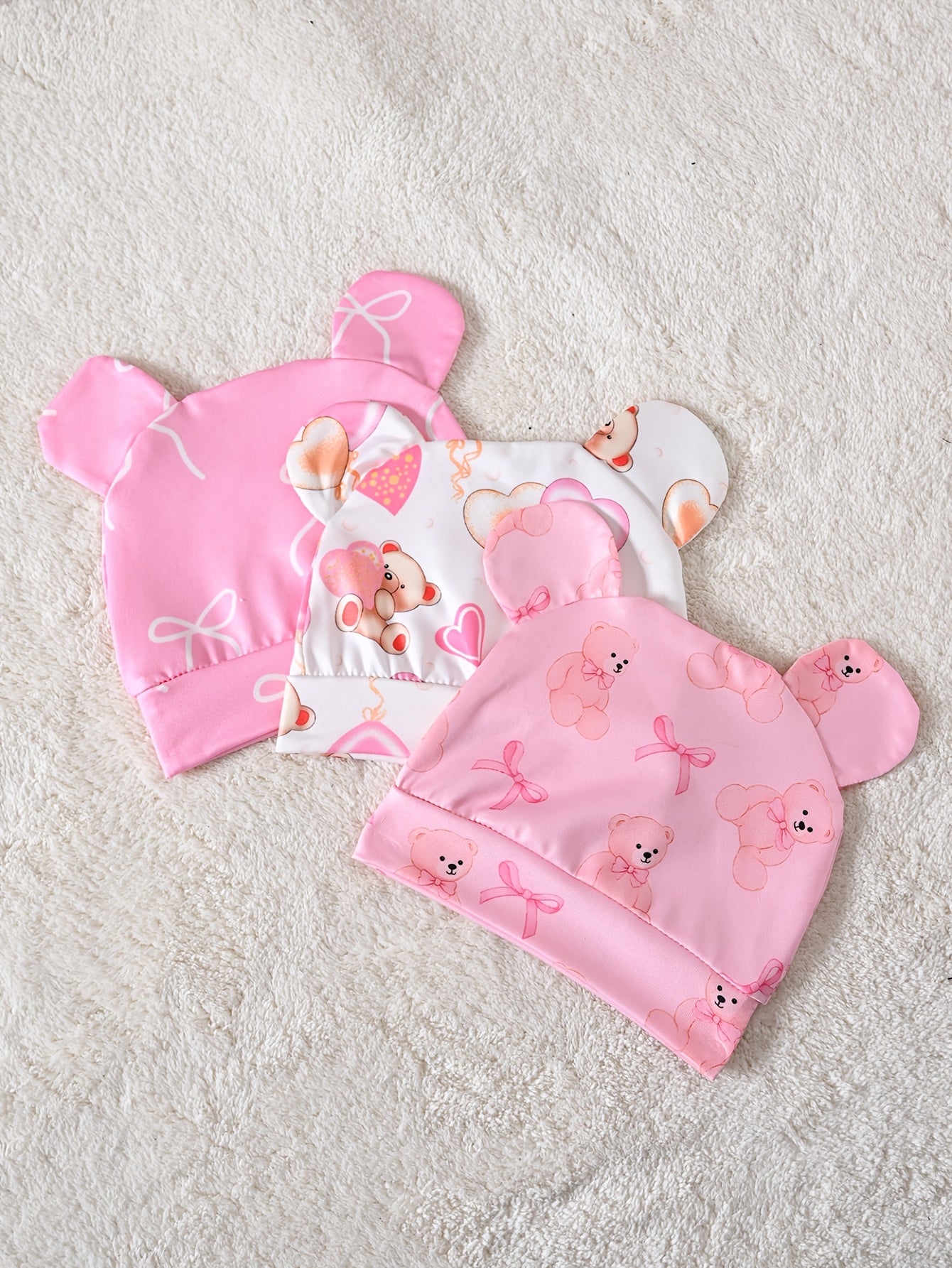 Set of 6 Long-Sleeve Footed Rompers for Newborn Girls, Adorned with Bear And Bow Designs, Complete with a Button Closure at The Bottom And a Matching Bunny Hat. This Soft And Cozy Outfit Makes a Perfect Gift And Is a Must-Have for Every Baby