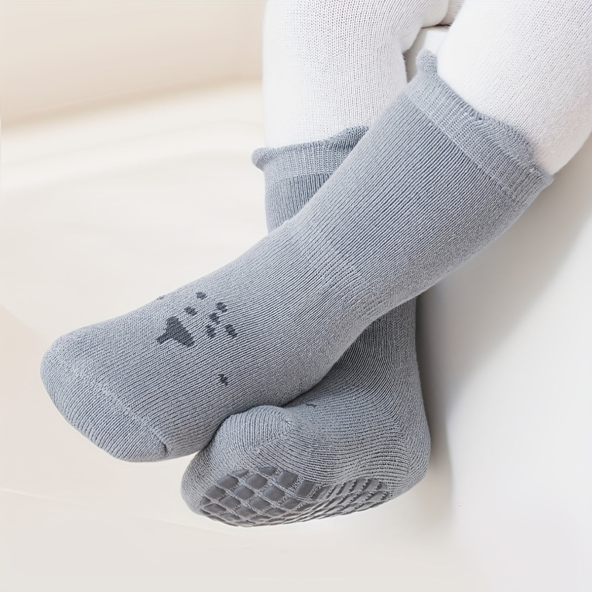 A pair of cute cartoon animal expression baby socks for children, suitable for all seasons, non slip floor socks, newborn crawling indoor socks