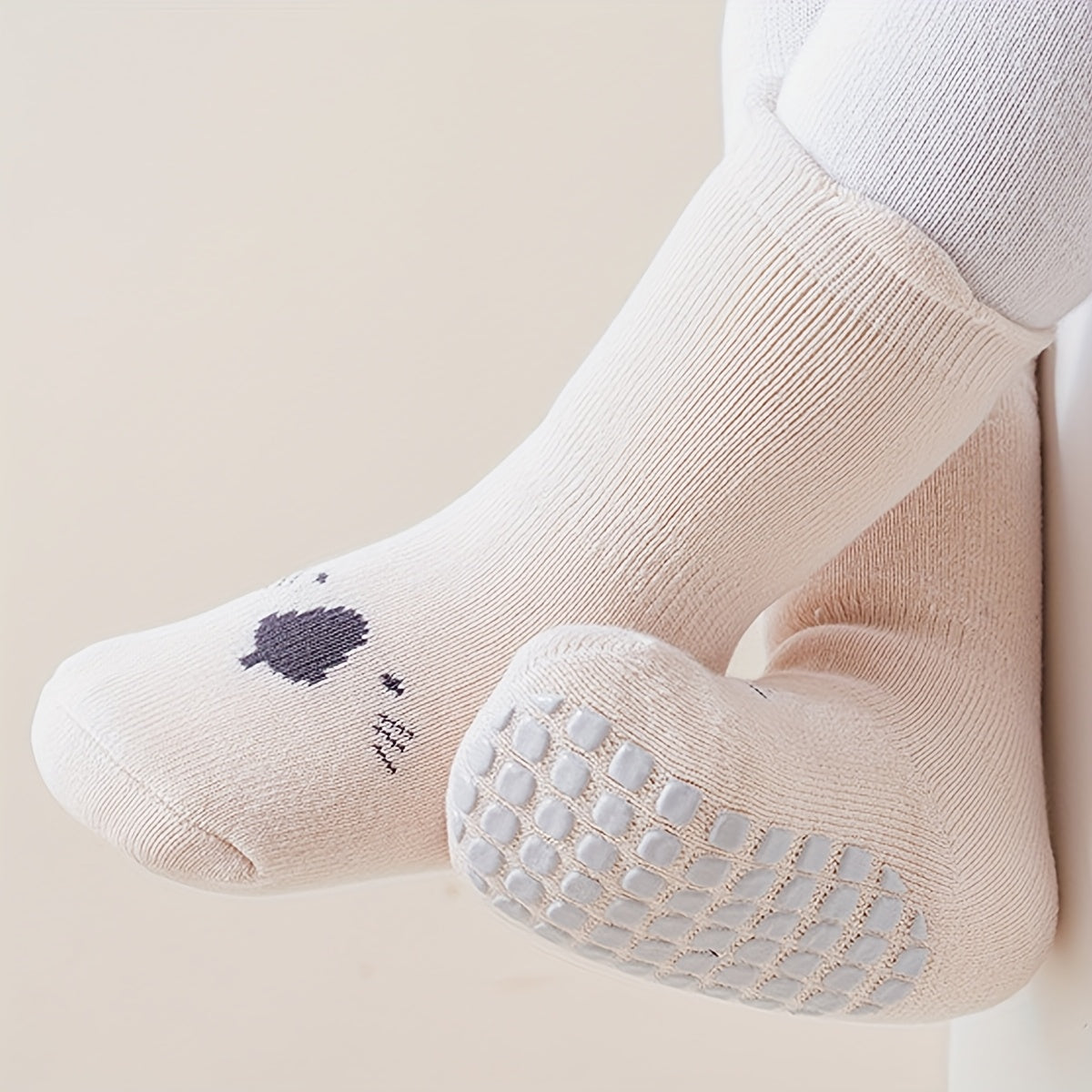A pair of cute cartoon animal expression baby socks for children, suitable for all seasons, non slip floor socks, newborn crawling indoor socks