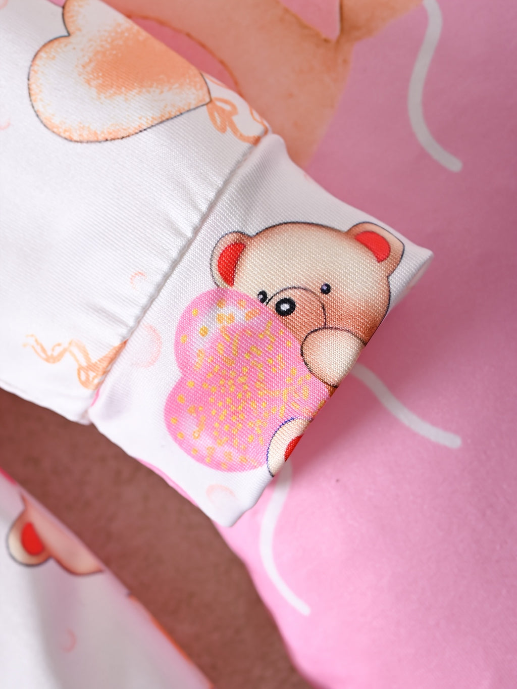 Set of 6 Long-Sleeve Footed Rompers for Newborn Girls, Adorned with Bear And Bow Designs, Complete with a Button Closure at The Bottom And a Matching Bunny Hat. This Soft And Cozy Outfit Makes a Perfect Gift And Is a Must-Have for Every Baby