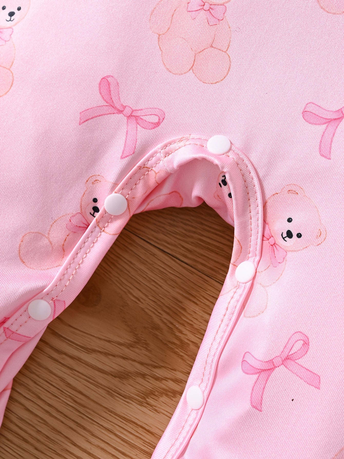 Set of 6 Long-Sleeve Footed Rompers for Newborn Girls, Adorned with Bear And Bow Designs, Complete with a Button Closure at The Bottom And a Matching Bunny Hat. This Soft And Cozy Outfit Makes a Perfect Gift And Is a Must-Have for Every Baby