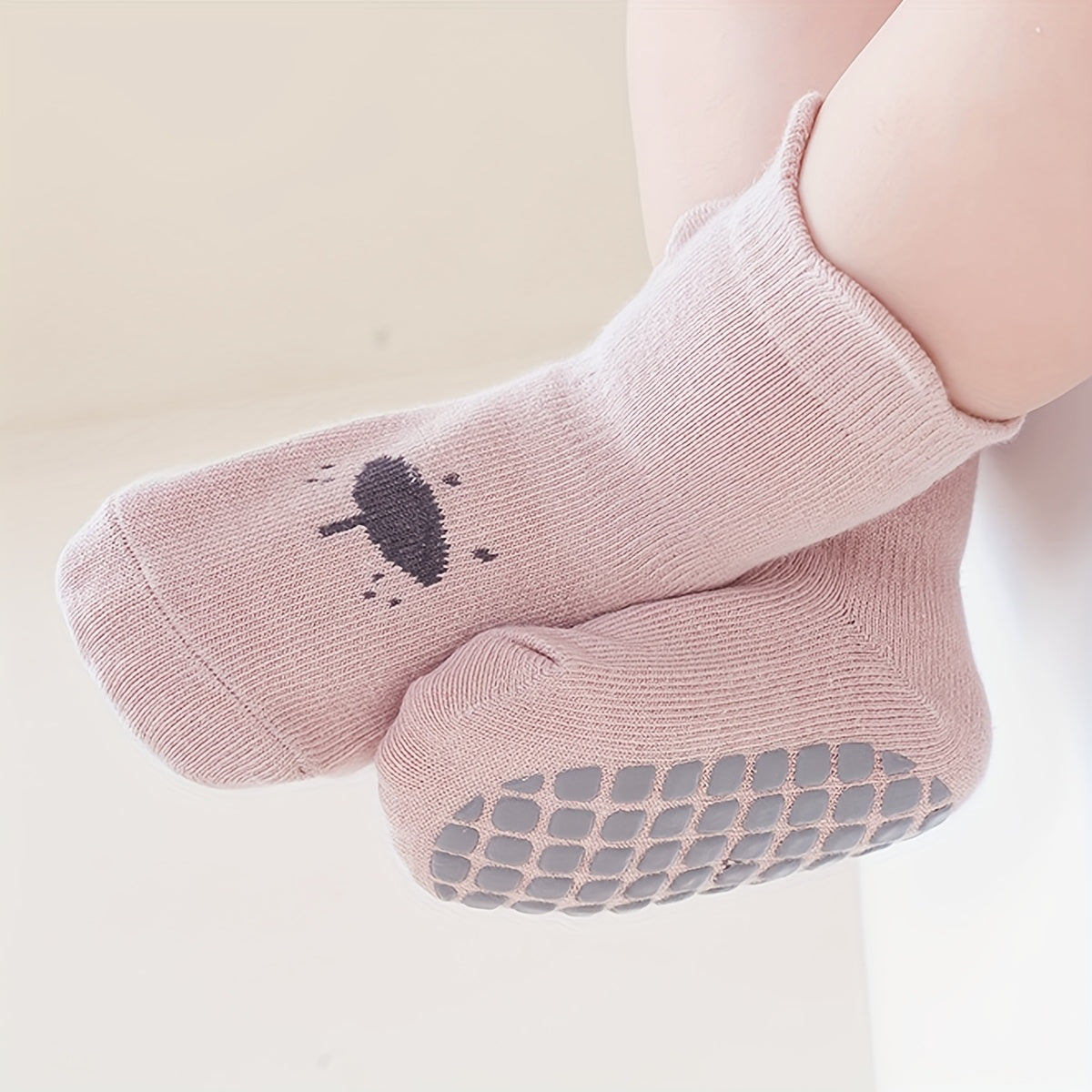 A pair of cute cartoon animal expression baby socks for children, suitable for all seasons, non slip floor socks, newborn crawling indoor socks