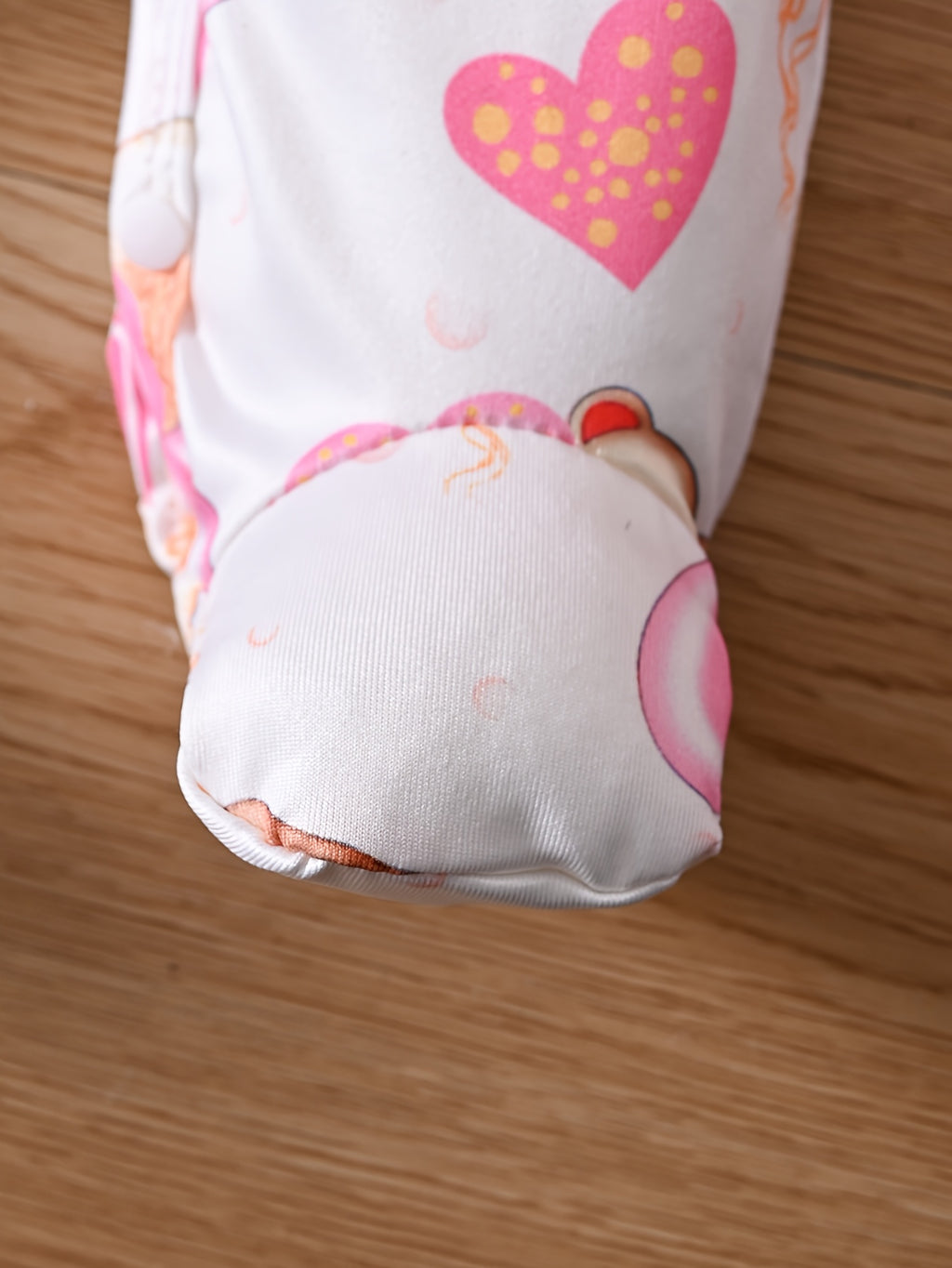 Set of 6 Long-Sleeve Footed Rompers for Newborn Girls, Adorned with Bear And Bow Designs, Complete with a Button Closure at The Bottom And a Matching Bunny Hat. This Soft And Cozy Outfit Makes a Perfect Gift And Is a Must-Have for Every Baby
