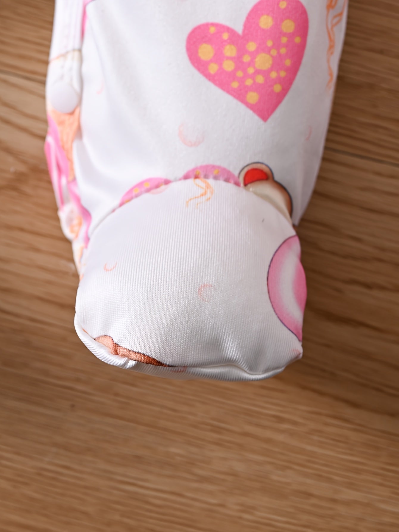 Set of 6 Long-Sleeve Footed Rompers for Newborn Girls, Adorned with Bear And Bow Designs, Complete with a Button Closure at The Bottom And a Matching Bunny Hat. This Soft And Cozy Outfit Makes a Perfect Gift And Is a Must-Have for Every Baby